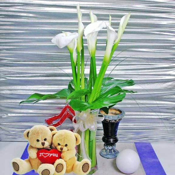 9 Cala-Lilies in a vase with a pair of Bears