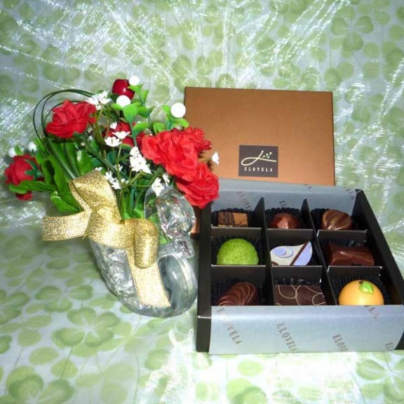 Gourmet (Fresh)Chocolate 9 pcs With Artificial Flowers