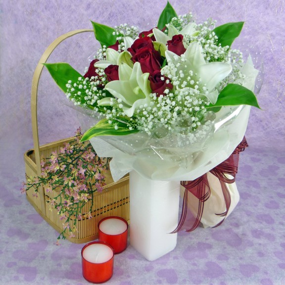 4 White Lilies and 10 Red Roses Handbouquet