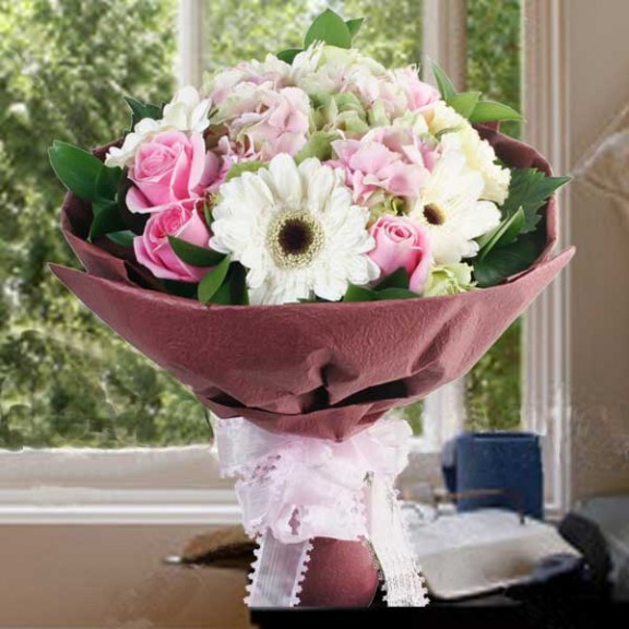 Hydrangeas, Roses & Gerbera Hand Bouquet.(1 day in advance)
