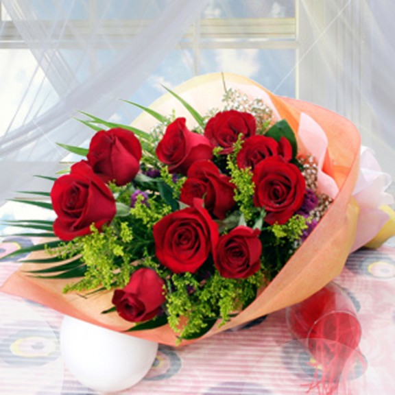 10 Red Roses in Long Wrapping Hand-Bouquet