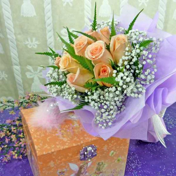 12 Champagne Roses Posy