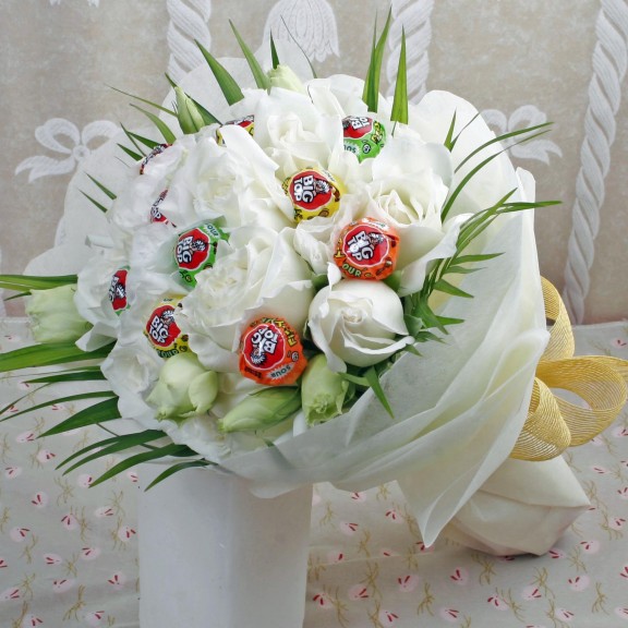 10 White Roses & 10 Lollipop Candies Hand Bouquet
