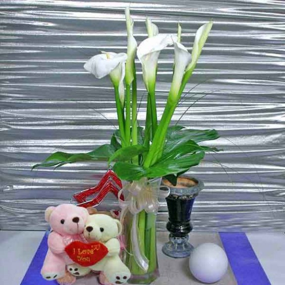 9 Cala-Lilies in a vase with a pair of Bears