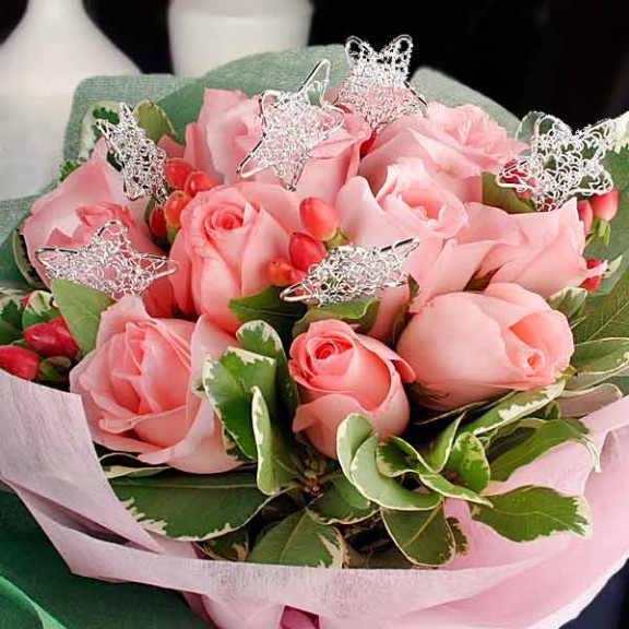 12 Peach Roses With Wired Star Hand Bouquet