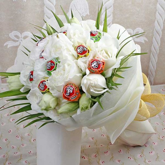 10 White Roses & 10 Lollipop Candies Hand Bouquet